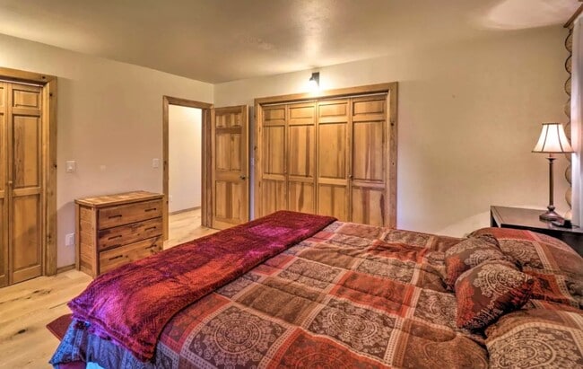 Building Photo - SEASONAL 4bd 2ba log home