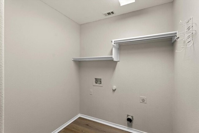 Building Photo - 2808 Barefoot Ln