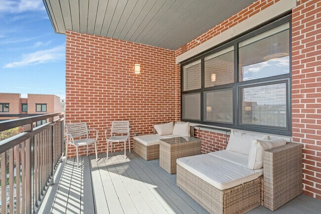 Building Photo - 701 Swann Ave