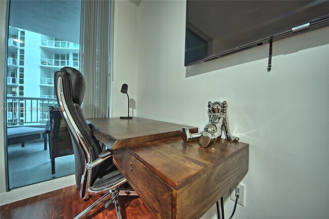 Building Photo - 170 SE 14th St