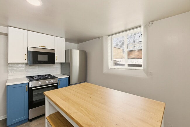 Building Photo - Renovated studio with garage + utilities included! Modern kitchen with island, updated bath, on-s...
