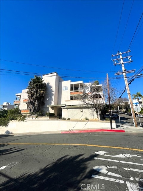 Building Photo - 2575 E 19th St