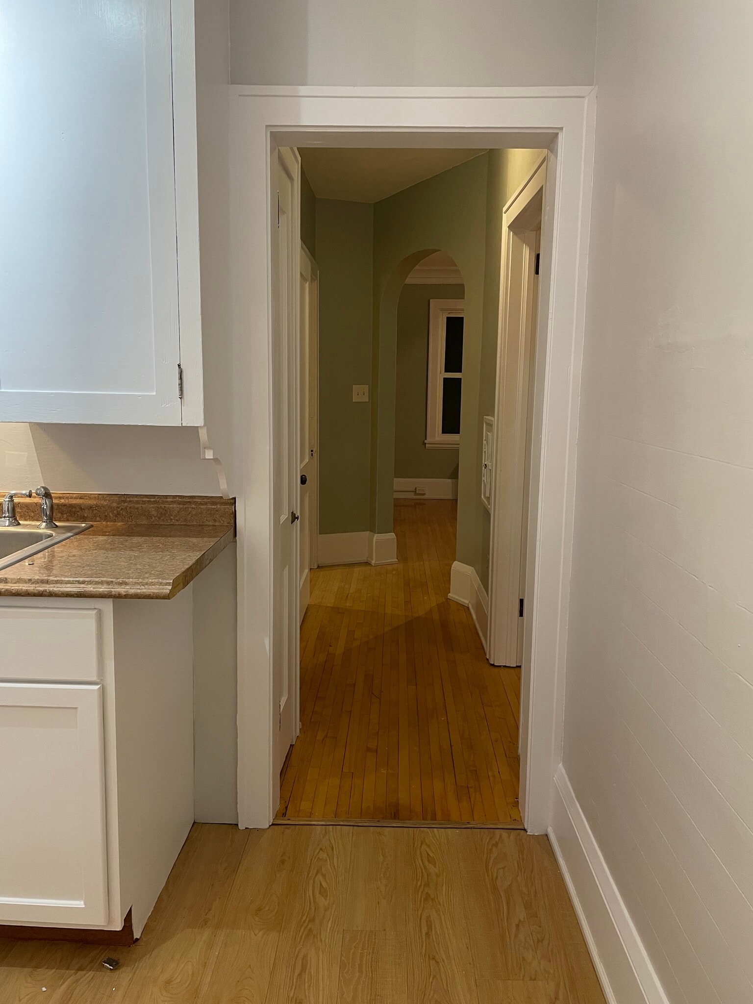 Building Photo - 320 E 5th St