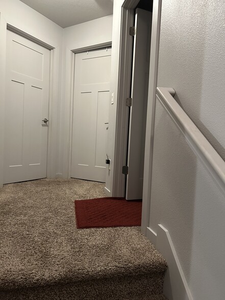 Building Photo - 4803 NE Oak Ln