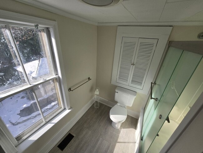 Building Photo - 18 School St