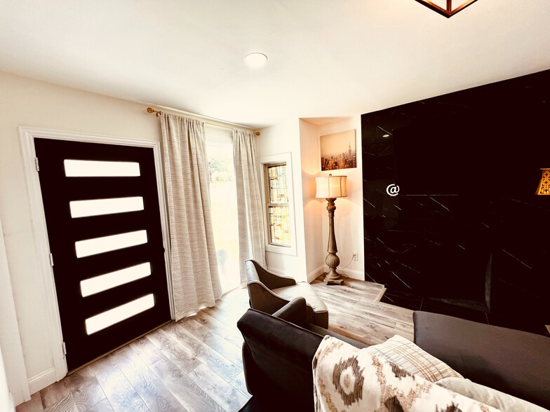 Building Photo - Room in House on W Brooklyn Ave