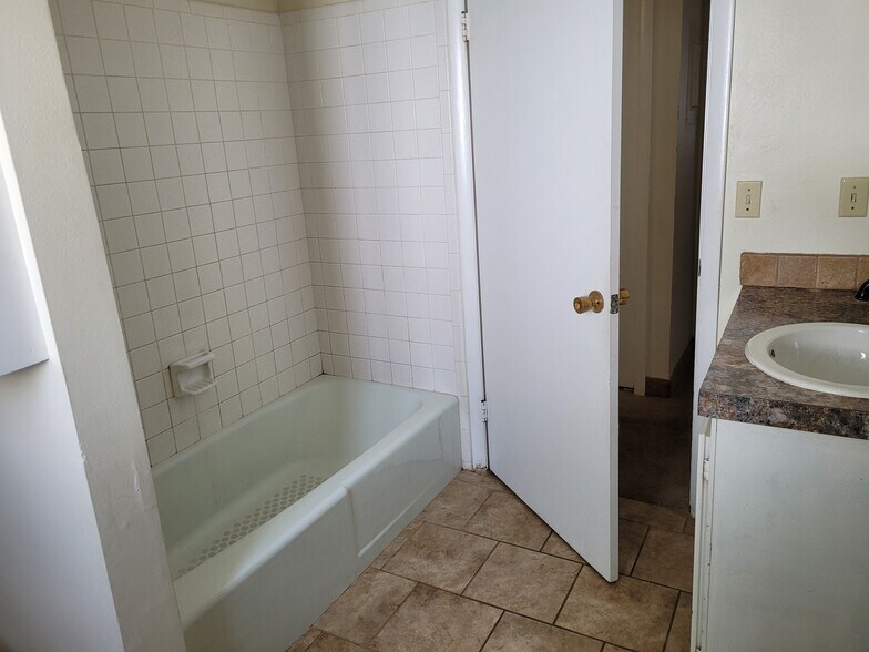 bathroom - 180 E 100 N