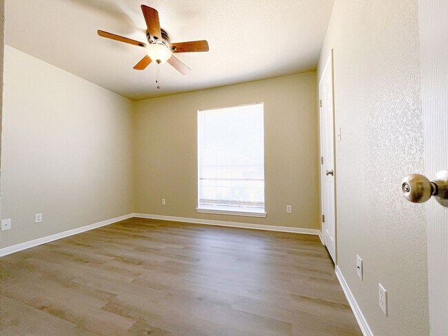 Building Photo - 3307 Southhill Dr