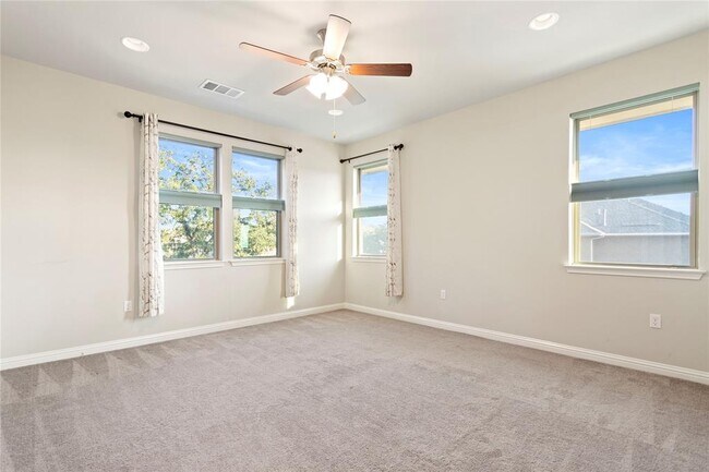 Building Photo - 13800 Lyndhurst St
