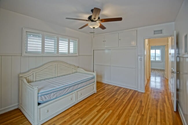 Building Photo - BEAUTIFULLY REMODELED, BRIGHT & AIRY HILLS...
