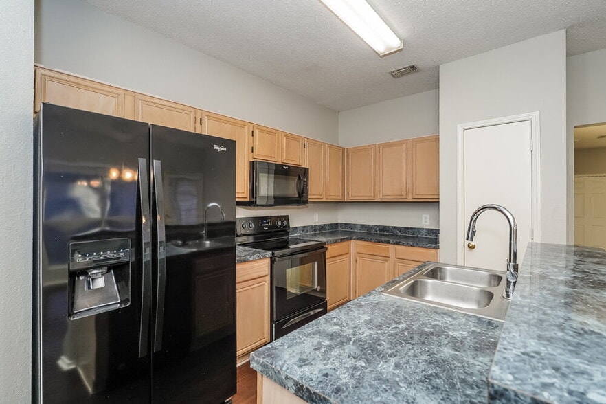 Building Photo - 903 Crestwood Dr