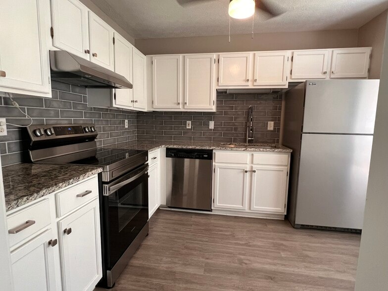 Renovated kitchen - 2110 Newport Lndg