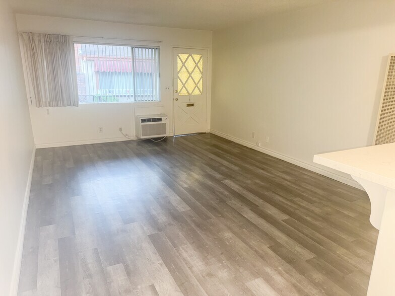 Building Photo - 312 E Live Oak St