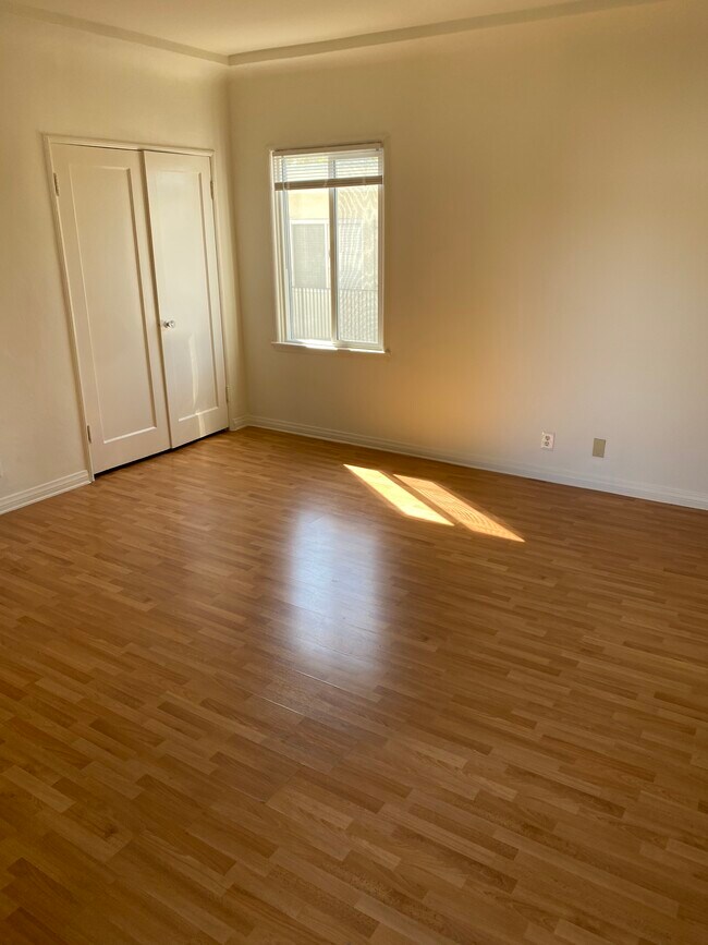 Building Photo - 516 N Heliotrope Dr