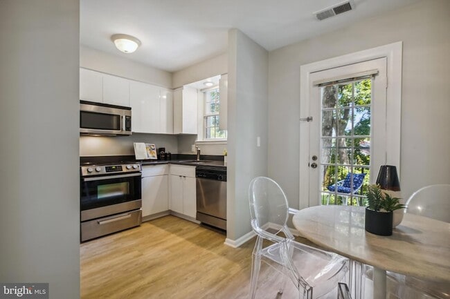 Building Photo - 2623 S Walter Reed Dr