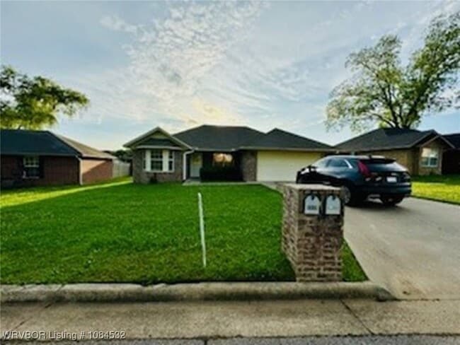 Building Photo - 1813 Green Meadow Dr