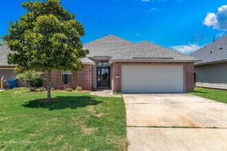 Building Photo - "Charming 3-Bedroom Retreat with 2 Full Ba...