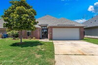 Building Photo - "Charming 3-Bedroom Retreat with 2 Full Ba...