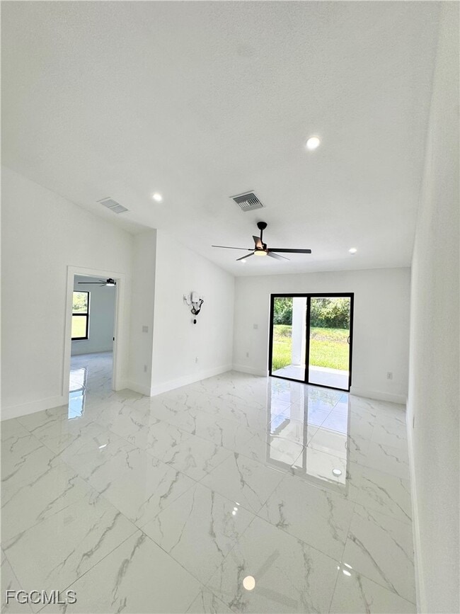 Building Photo - 670 Chemstrand St E