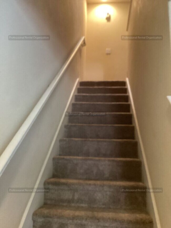 Building Photo - Elegant-Ideally located-Windsor Green End ...