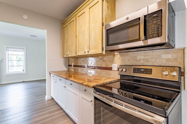 Building Photo - 1716 Mercer Ave