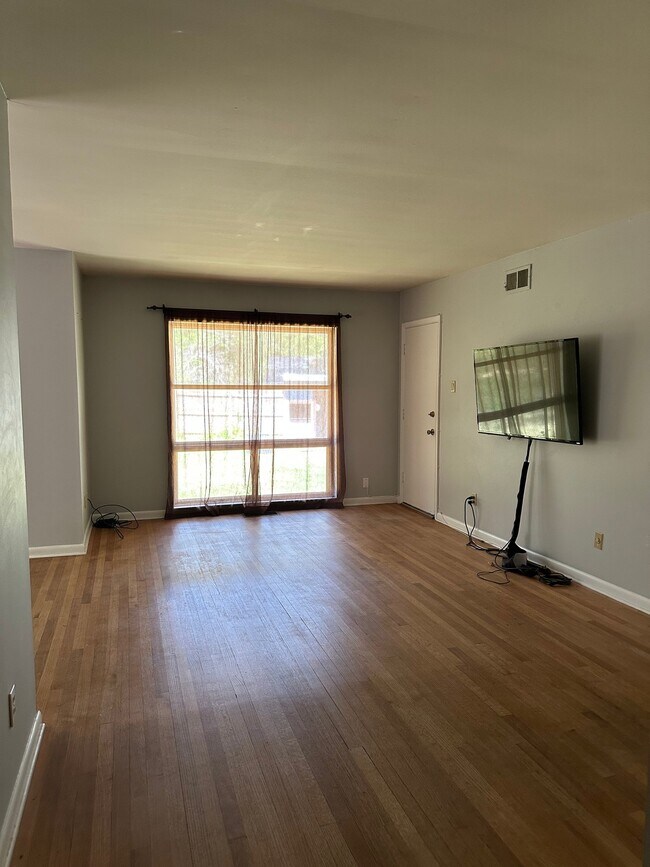 Building Photo - 5162 Meadowcrest Cir