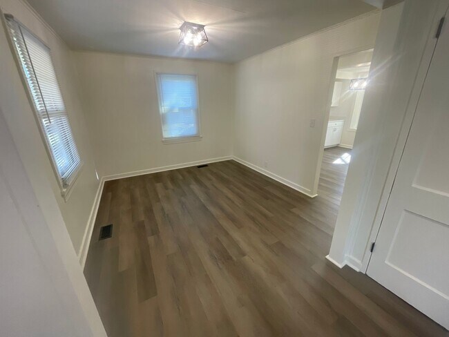 Building Photo - Renovated 2 Bedroom Home for Rent in Kingsport TN | Modern Kitchen