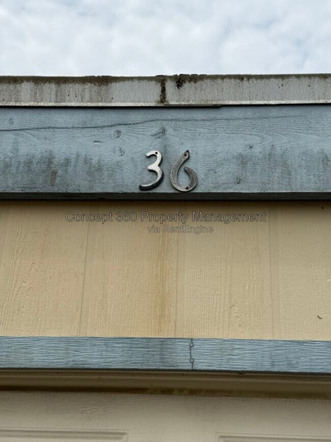 Building Photo - 1381 S Walnut St