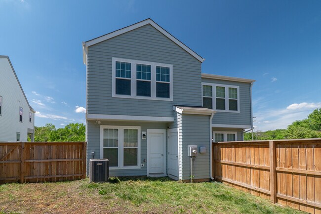 Building Photo - 223 Hoskins Ave Dr