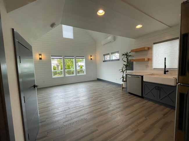 Building Photo - Charming 1Bed 1Bath Modern 2 Story Cottage with Fabulous Updates! Washer & Dryer Hook-ups!