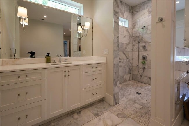 Building Photo - 2402 W Parkland Blvd