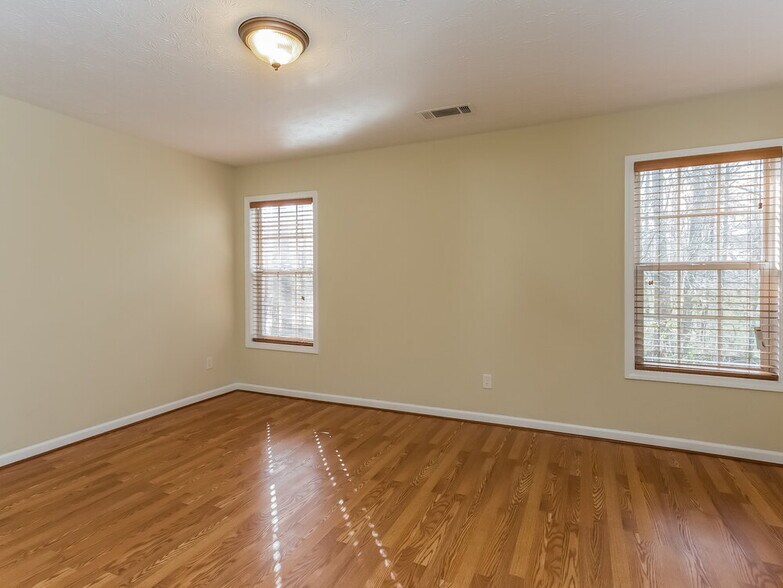 Building Photo - 865 Simon Ive Dr