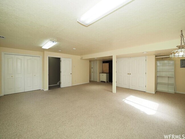 Building Photo - Spacious Rambler w attached 2 car garage!