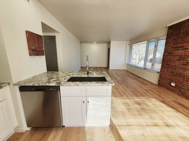 Building Photo - Drummond Flats