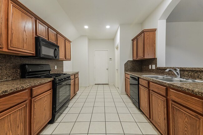 Building Photo - $1850 3 Bed/2 Bath/2 Garage Ready for Move-in Home in Mustang Creek