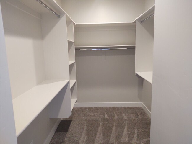 Building Photo - 1 Bedroom + Den 1.5 bath 2 Car Garage VIEWS & VIEWS!