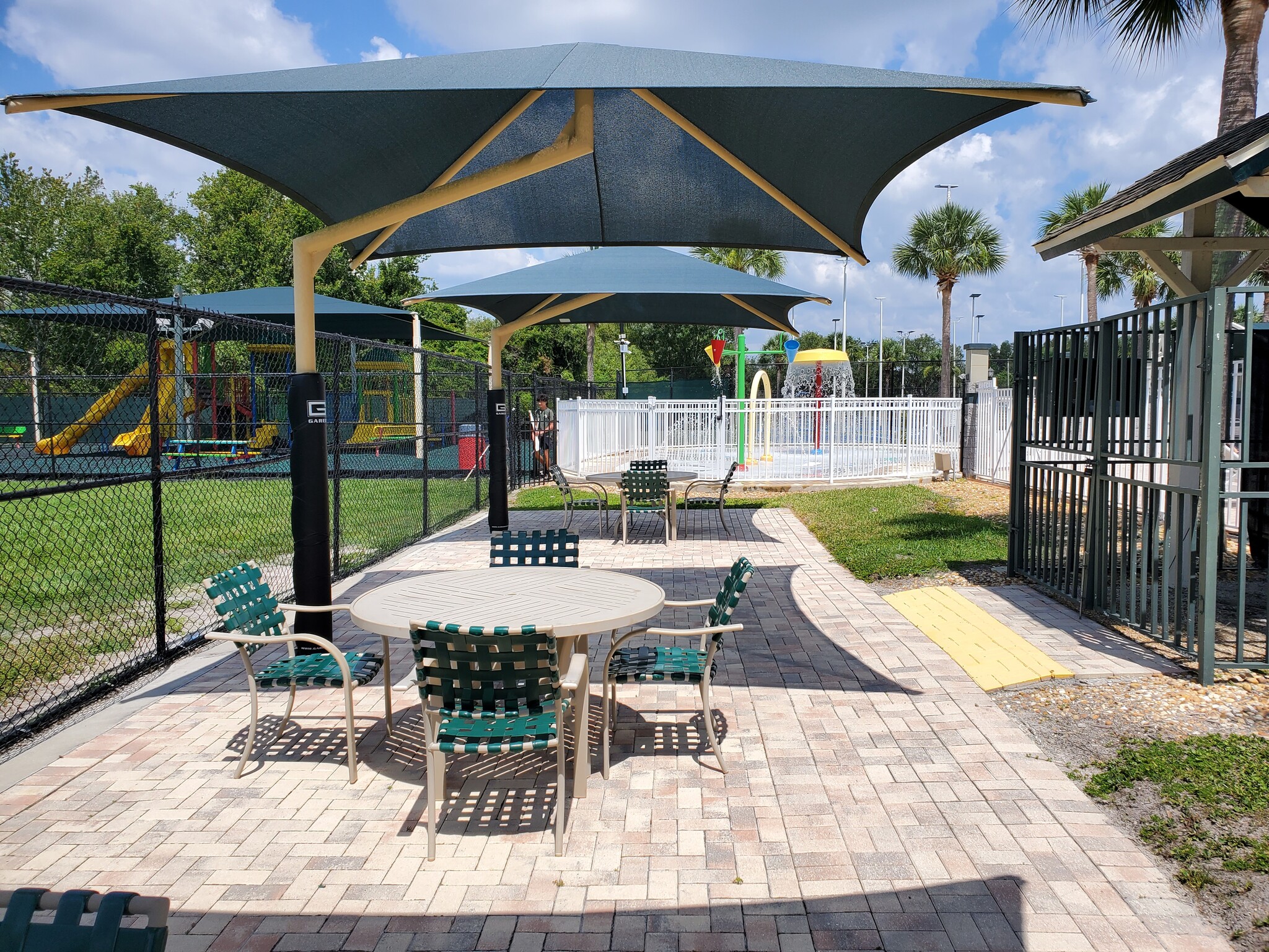 Kiddies splash area with shade and seating - 1256 Standridge Dr