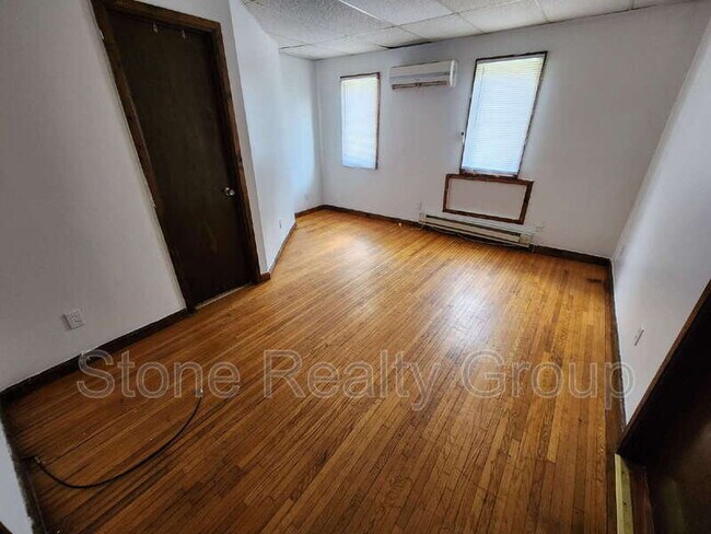 Building Photo - 509 S 5th St