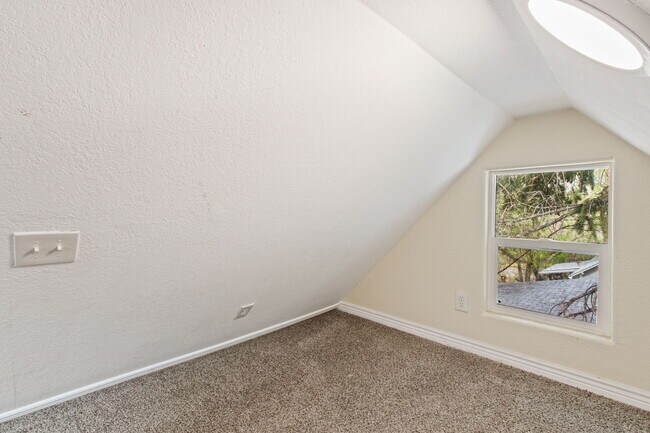 Building Photo - 807 Shoshone Pl