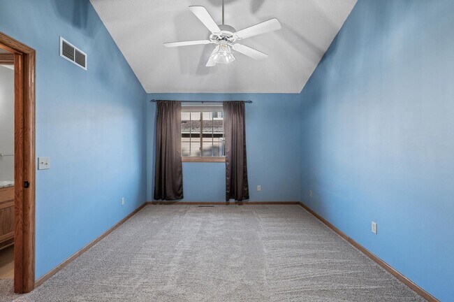 Building Photo - rare woodbury upgraded 3 bedroom end unit townhouse!! One level living!