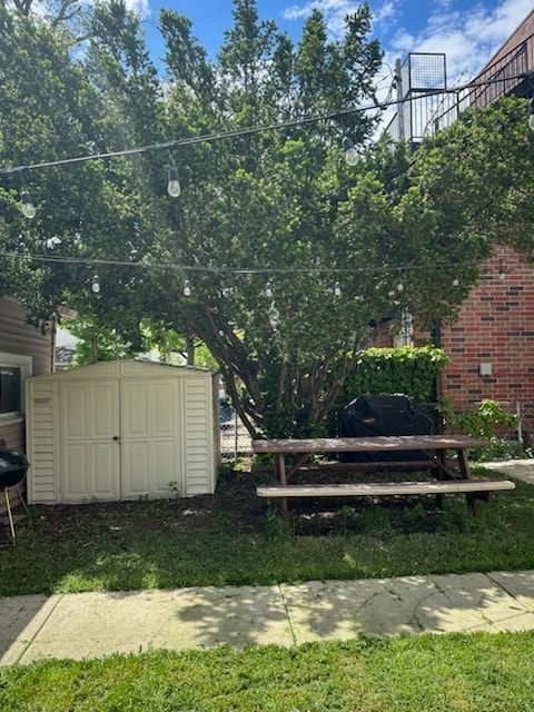 Building Photo - 3637 W Belmont Unit #2