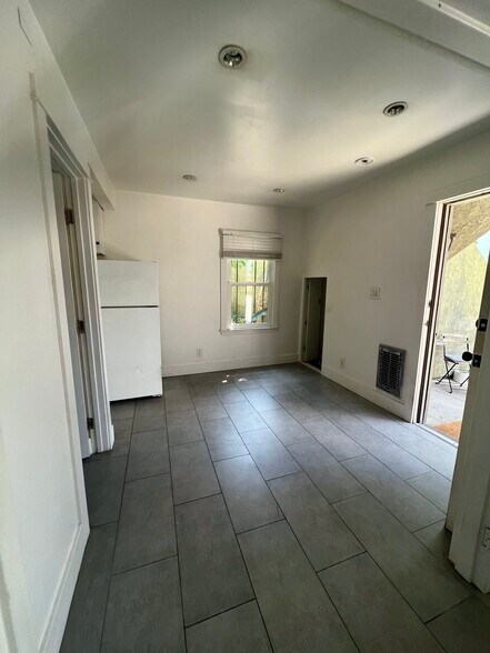 Building Photo - 1152 1/2 N Sycamore Ave
