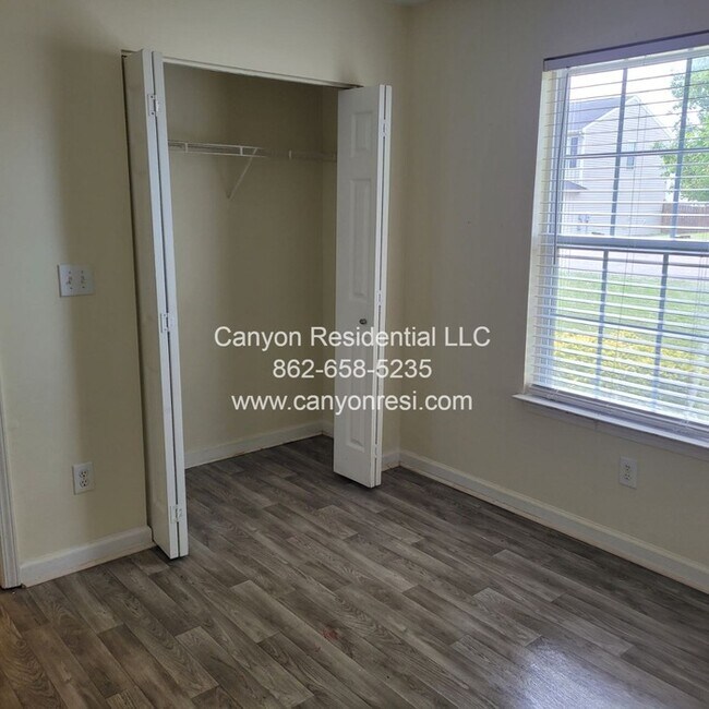 Building Photo - 461 Bedford Knoll Dr