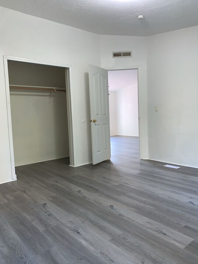 Building Photo - Stunning manufactured home w/detached garage!