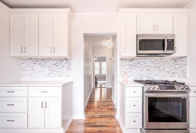 Primary Photo - 87 Edgewater Pl