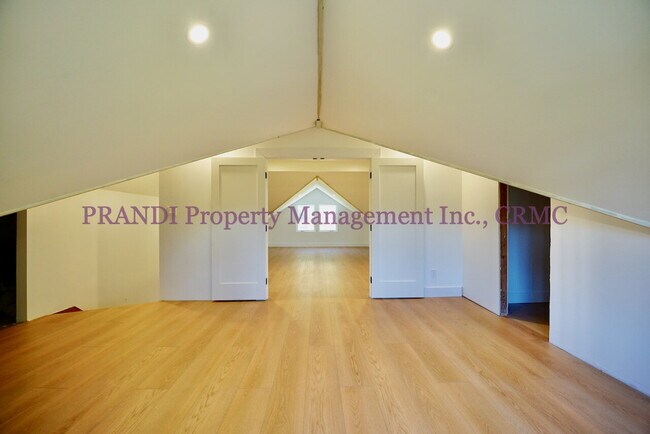 Building Photo - Classic, Modern and Private Home with Fres...