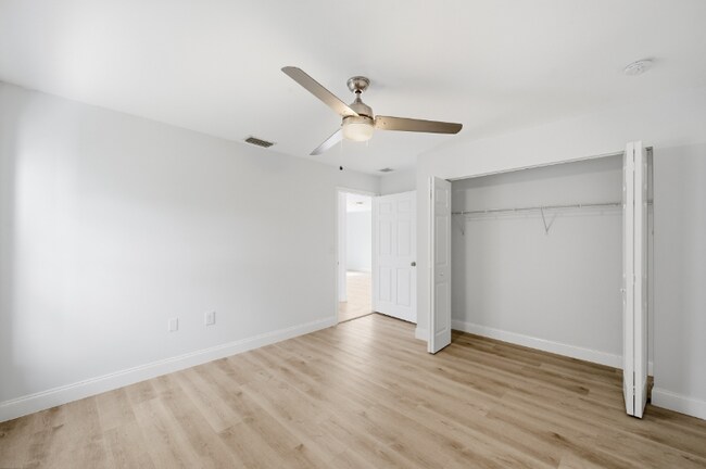 Building Photo - 2691 Albatross Rd N