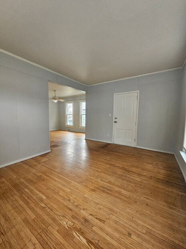 Building Photo - 1215 1/2 E 12th St