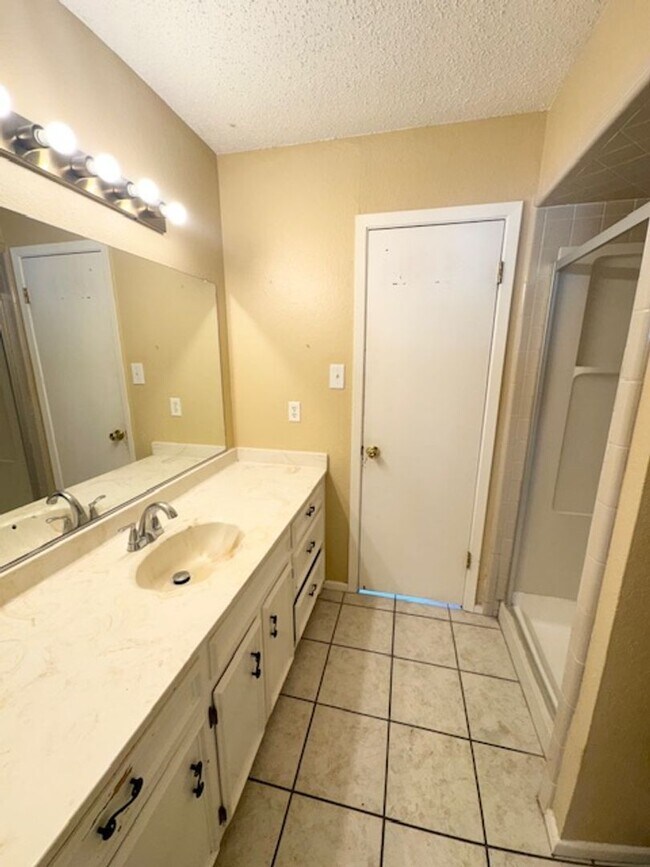 Building Photo - Country Living! 4 Bed 2 Bath Ready to Rent...