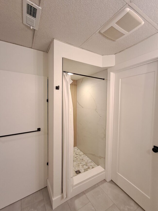 Building Photo - $3,200 -5 Bed / 3 Bath- Home with Fully Fe...